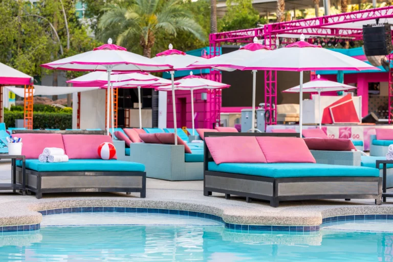 Flamingo-Go-Pool-at-Flamingo-Las-Vegas-Daybed